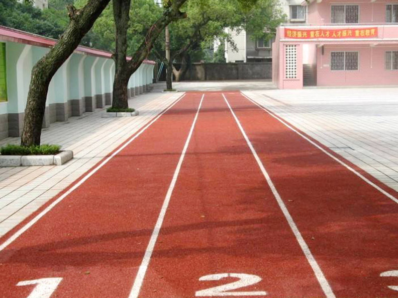 塑膠跑道氣味多久會散？