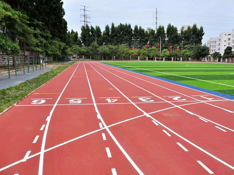 塑膠跑道有味道要不要緊？