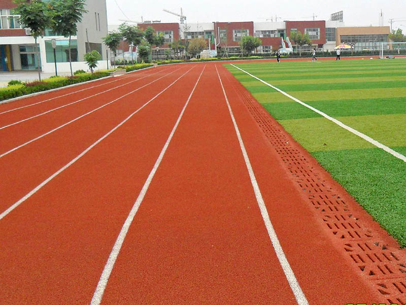 100米塑膠跑道與公路跑步哪個(gè)快？