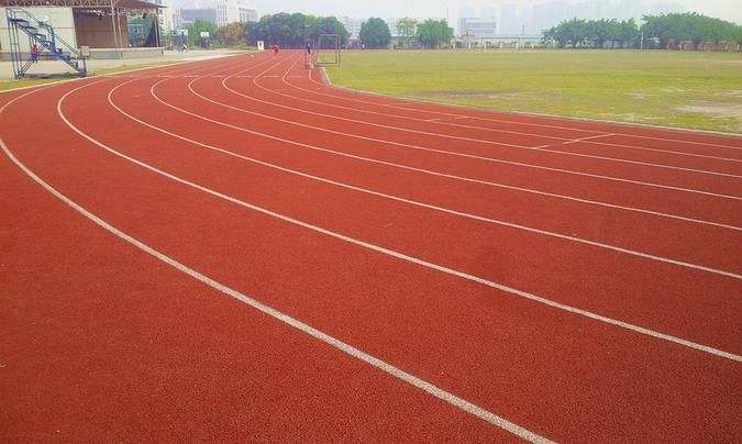 塑膠跑道運(yùn)動場清潔維護(hù)的方法